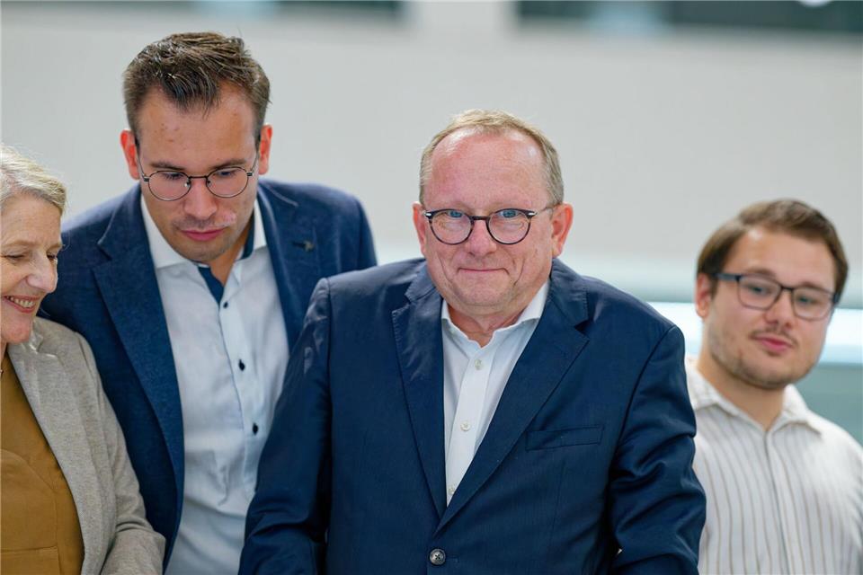 Blettner (CDU/FWG/2.v.r.) lag in der ersten Runde knapp vorn und zieht in die Stichwahl ein.Uwe Anspach/dpa