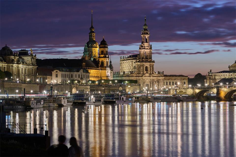Blick am Abend auf die Altstadt von Dresden an der Elbe mit dem Georgenbor (l-r), dem Hausmannsturm, dem Ständehaus, der Hofkirche und der Semperoper.Robert Michael/dpa