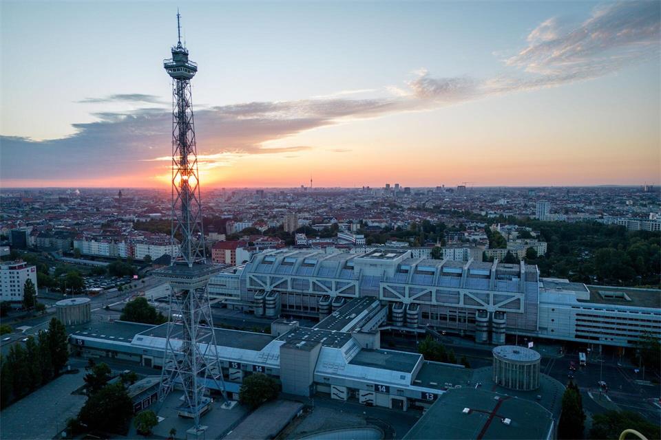 Blick auf Berlin im Sonnenaufgang mit dem Funkturm und dem ehemaligen Internationalen Congress Centrum (ICC) im Vordergrund.Kay Nietfeld/dpa