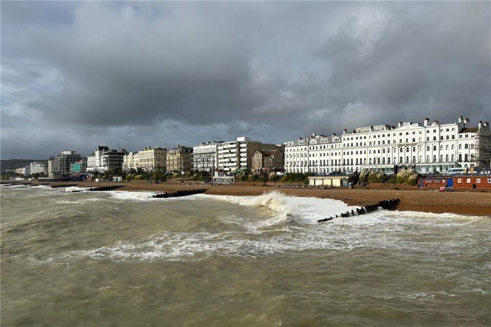 Warum Südengland im Oktober besonders entspannend ist  Blick auf Eastbournes erste Reihe vom Pier aus gesehen: Im Herbst liegt das beliebte Seebad eher verschlafen da. Nathalie Helene Rippich/dpa-tmn