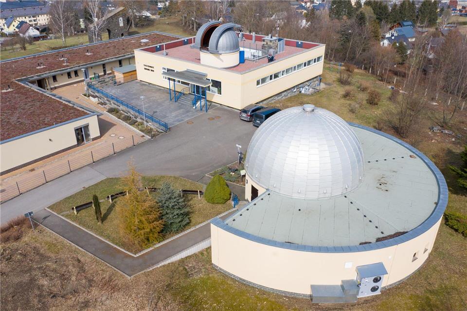 Blick auf Sternwarte und Planetarium in Rodewisch. Auch im Vogtland gibt es zur partiellen Sonnenfinsternis am 12. August besondere Angebote für Interessierte. (Archivbild)Jan Woitas/dpa-Zentralbild/dpa