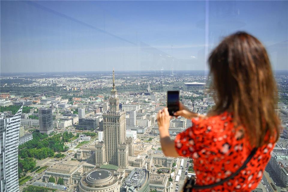 Blick auf Warschau samt des berühmten Kulturpalastes: In diesem Sommer soll eine Aussichtsplattform in 230 Meter Höhe auf dem Varso Tower eröffnet werden.Maciej Deperas/polen.travel/dpa-tmn