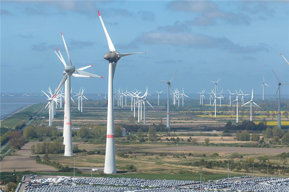 Blick auf Windkraftanlagen bei Emden unweit der niederländischen Grenze. (Symbolbild)Sina Schuldt/dpa