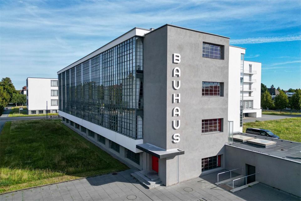 Blick auf das Bauhausgebäude in der Gropiusallee in Dessau - Ende 1925 zog das Bauhaus von Weimar nach Dessau und erlebte dort seine Blütezeit. Jan Woitas/dpa