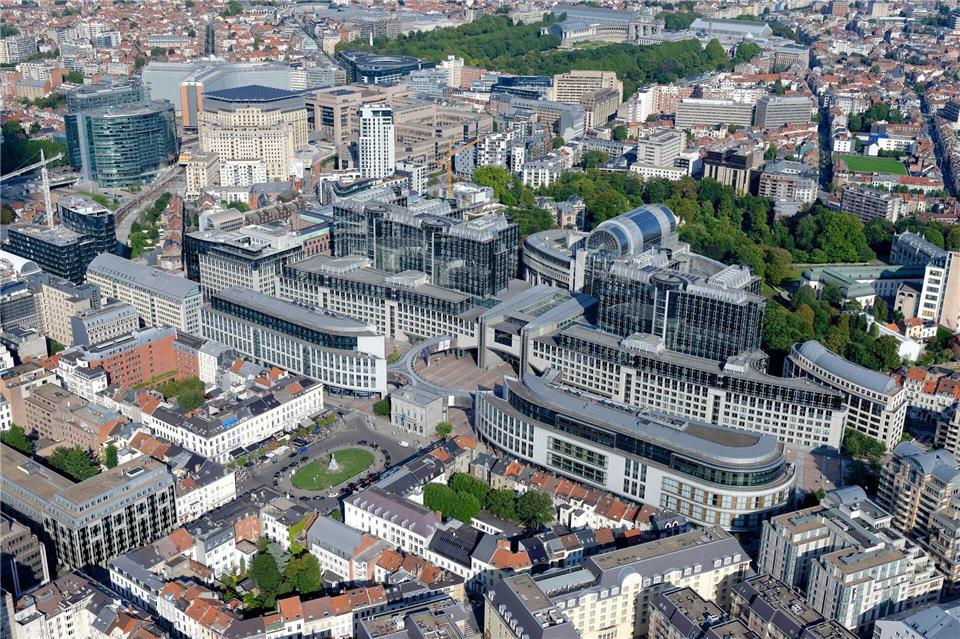Brüssel in drei Tagen: Pralinen, Bier und Politik  Blick auf das Europaparlament in Brüssel: Die riesigen Verwaltungsgebäude wirken in dem Ensemble historischer Gebäude teilweise wie gigantische Raumschiffe, die mitten in der Stadt gelandet sind.Simon Schmitt/Global View/visit.brussels/dpa-tmn