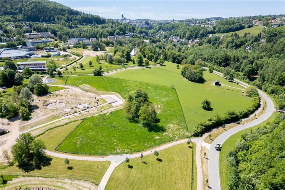 Blick auf das Gelände der Landesgartenschau 2027 in Aue-Bad Schlema. Für die Blumenschau wird der rund 21 Hektar große Kurpark aufgewertet und erweitert. Jan Woitas/dpa