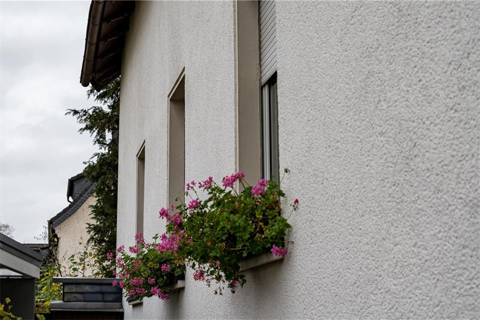 Blick auf das Haus im sauerländischen Attendorn, in dem ein achtjähriges Mädchen fast sein gesamtes Leben lang festgehalten worden sein soll.