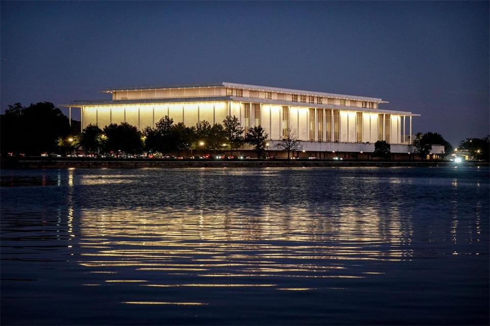 Blick auf das Kennedy Center in Washington am Abend. Kay Nietfeld/dpa