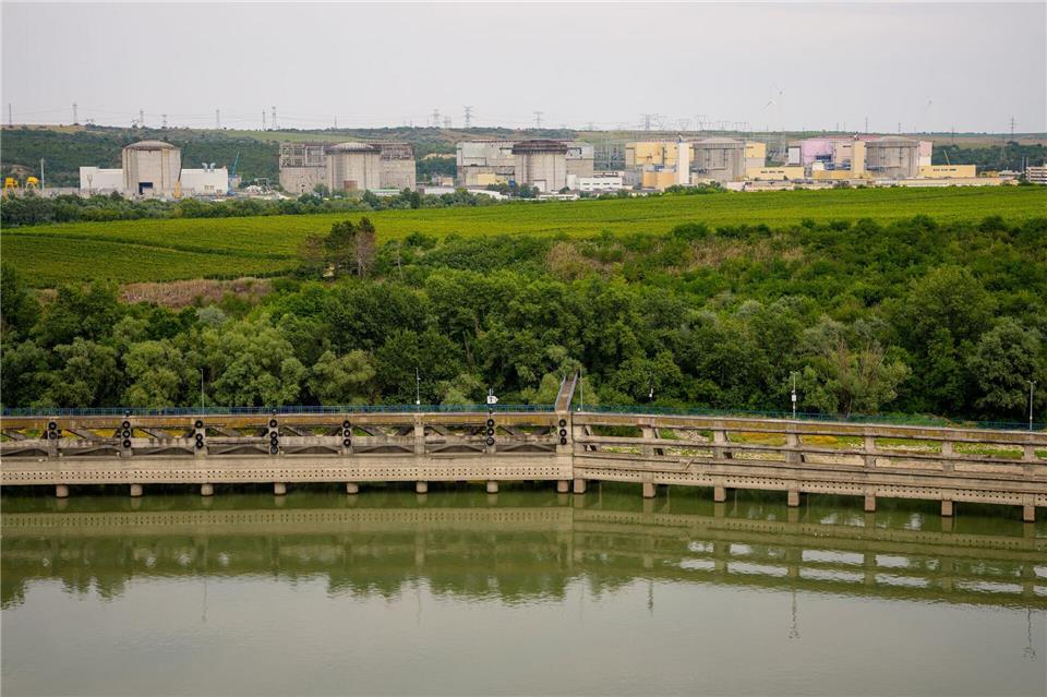 Blick auf das Kernkraftwerk Cernavoda, das aufgrund des extrem niedrigen Wasserstands der Donau ganz abgeschaltet wird.Andreea Alexandru/AP/dpa