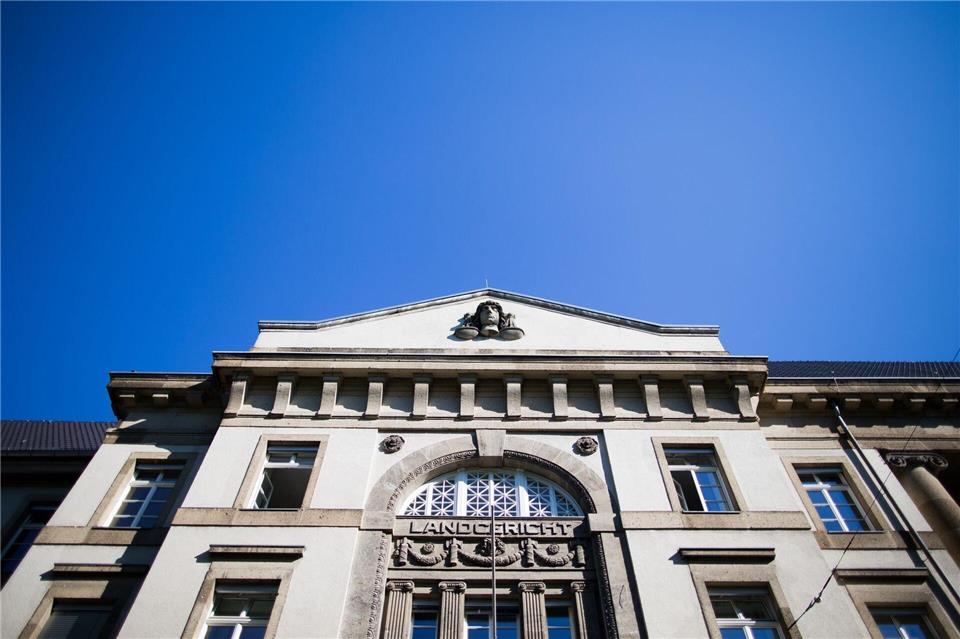 Blick auf das Land- und Amtsgericht in Krefeld. Dort wird der Häftling sich verantworten müssen. (Archivbild)Rolf Vennenbernd/dpa