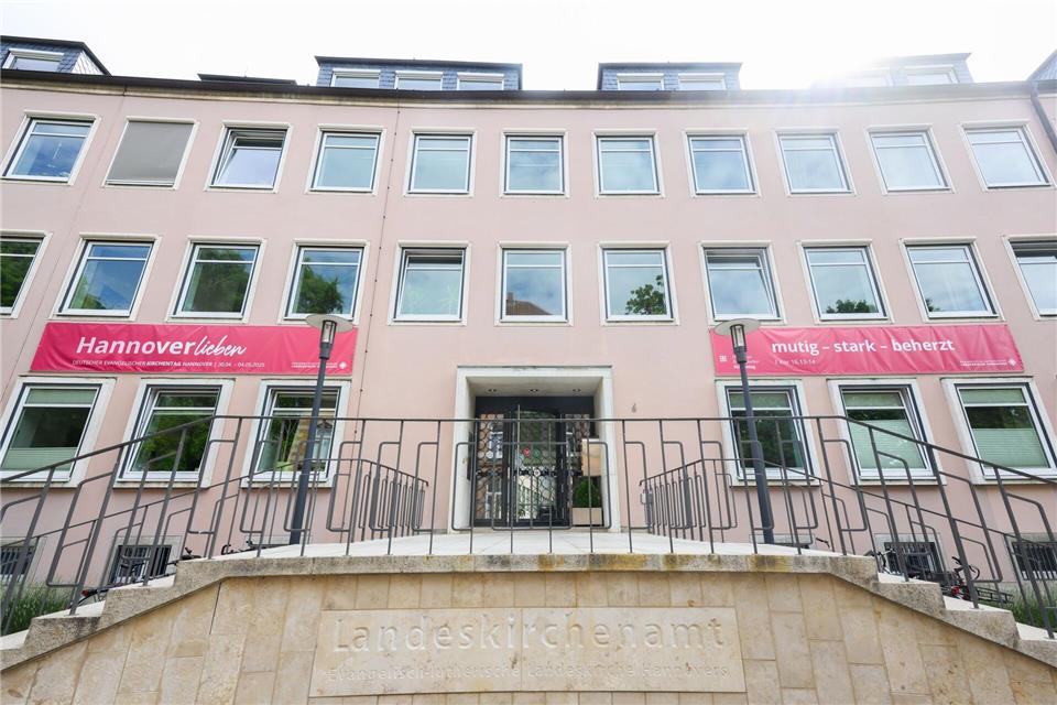 Blick auf das Landeskirchenamt der Evangelisch-lutherischen Landeskirche Hannovers. Die Aufarbeitung sexualisierter Gewalt ist hier seit langem ein kontroverses Thema. (Symbolbild)Julian Stratenschulte/dpa