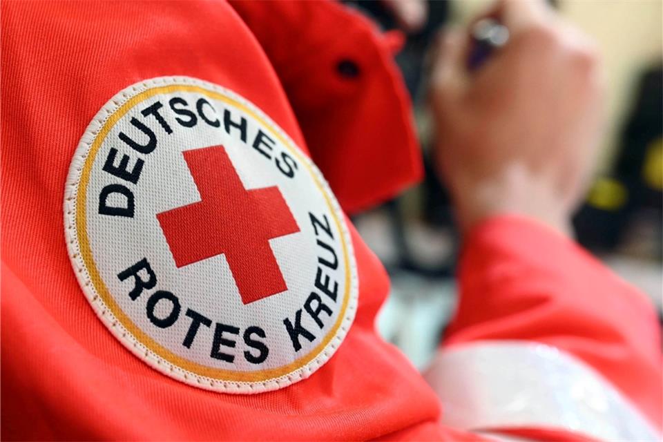 Blick auf das Logo des Deutschen Roten Kreuzes (DRK) an einer Jacke.