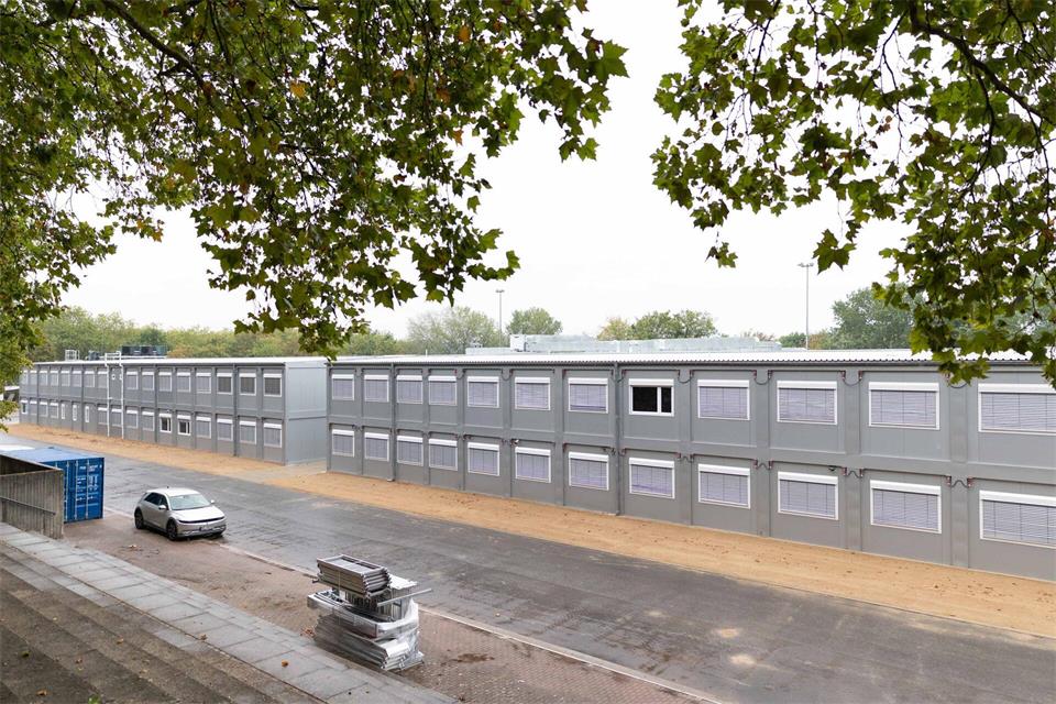 Blick auf das Schuldorf von der Tribüne des Sportplatzes, auf dem jetzt rund 600 Container stehen.   Fabian Strauch/dpa