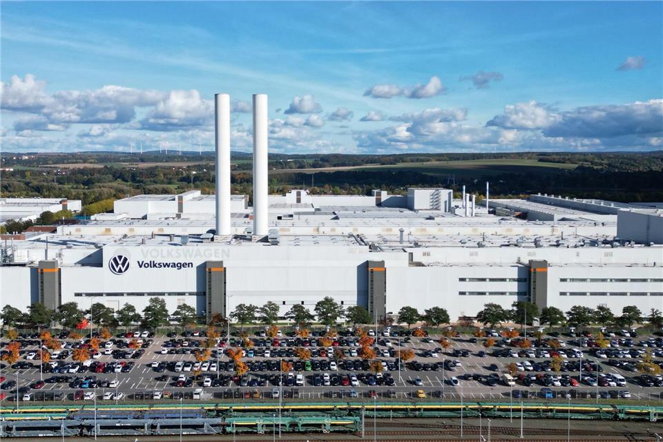 Blick auf das Volkswagen-Werk in Zwickau. 1990 wurde hier der Grundstein für den Aufbau einer neuen Autofabrik gelegt. Die Autoproduktion sichert bisher Zehntausende Arbeitsplätze in der Region. (Archivbild)Hendrik Schmidt/dpa