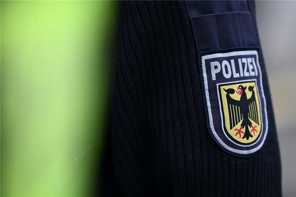 Blick auf das Wappen der Bundespolizei auf einem Ärmel einer Uniform. (Symbolbild)Katharina Kausche/dpa