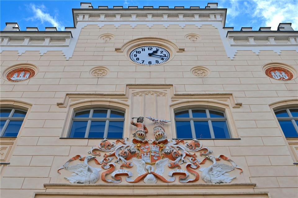 Blick auf das Wappen der Stadt Zwickau am Rathaus. Bei der Verleihung des Sächsischen Förderpreises für Demokratie ist die Stadt als „Kommune der Demokratie“ ausgezeichnet worden. (Archivbild)Hendrik Schmidt/dpa-Zentralbild/dpa