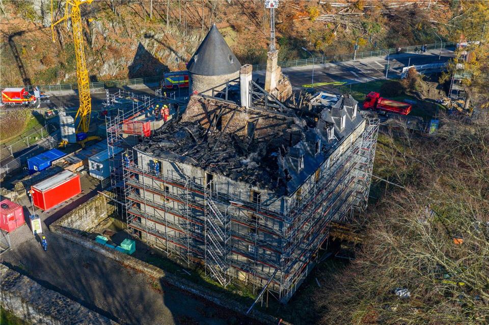 Blick auf das ausgebrannte Dachgeschoss von Schloss Hardenberg. (Luftaufnahme mit einer Drohne)Christoph Reichwein/dpa