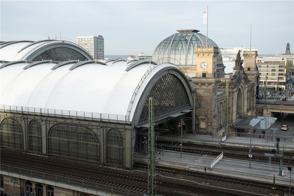Blick auf den Dresdner Hauptbahnhof. (Archivbild)Sebastian Kahnert/dpa