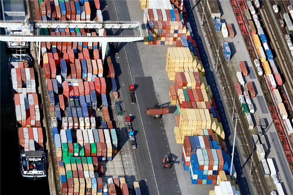 Blick auf den Duisburger Containerhafen.Bernd Thissen/dpa