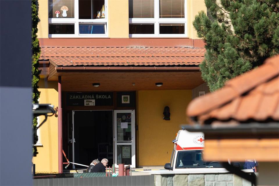 Blick auf den Eingang der Schule in der slowakischen Gemeinde Staskov, wo es zu einer Gewalttat gekommen ist.Daniel Stehlík/TASR/dpa