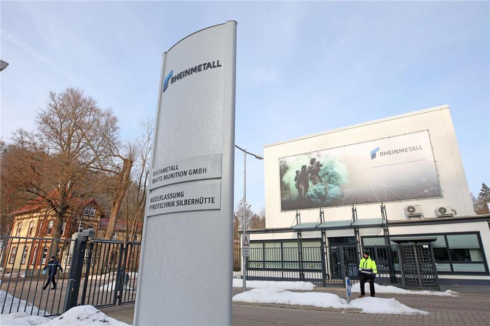 Blick auf den Eingang des Werksgeländes des Rheinmetall-Standorts in Silberhütte.Matthias Bein/dpa