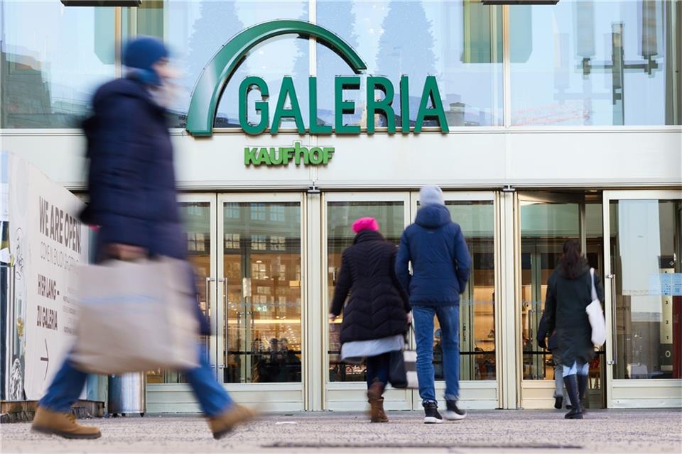 Blick auf den Eingang eines Kaufhauses von Galeria Karstadt Kaufhof.