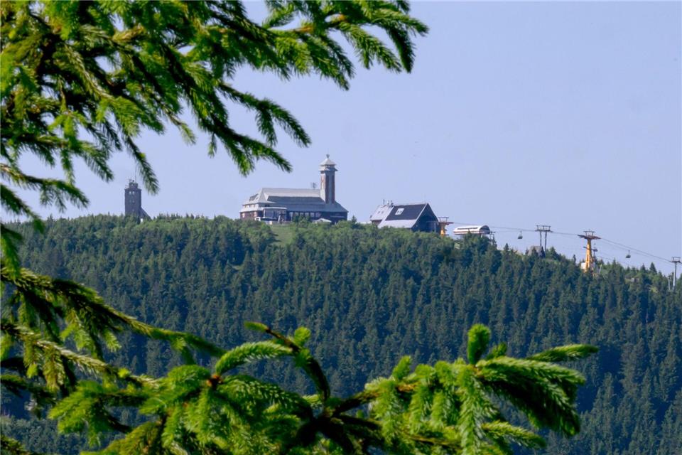 Blick auf den Fichtelberg. In Sachsen erwartet der Deutsche Wetterdienst auch heute noch vereinzelte Sturmböen. (Archivbild)Hendrik Schmidt/dpa