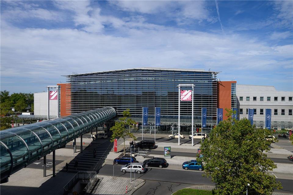 Blick auf den Flughafen Dresden International: Viele Flüge gehen zum Start der Herbstferien in den Süden. (Archivbild)Robert Michael/dpa