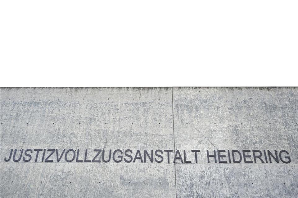 Blick auf den Gebäudeeingang der Justizvollzugsanstalt Heidering mit Schriftzug.Elisa Schu/dpa