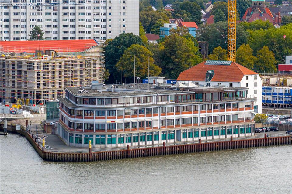 Blick auf den Hauptsitz von Naval Vessels Lürssen (NVL) an der Weser in Bremen.Sina Schuldt/dpa