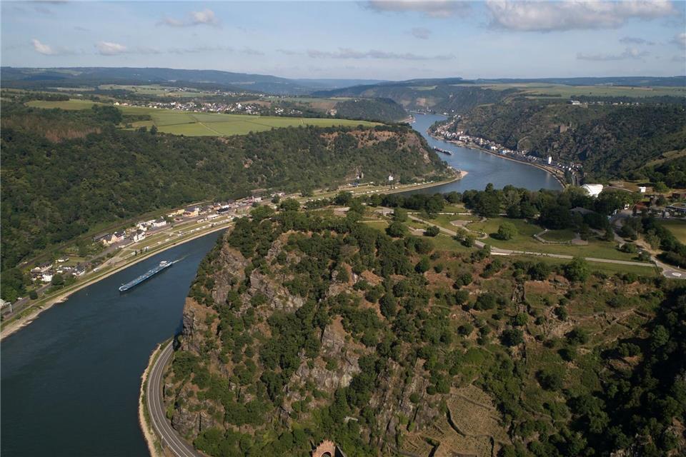 Blick auf den Loreleyfelsen im Mittelrheintal: In dem Welterbegebiet eröffnen bald zehn neue Wanderrouten. (Archivbild)Thomas Frey/dpa