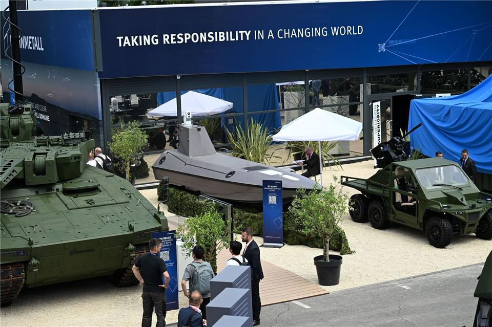 Blick auf den Rheinmetall-Messestand bei der Eurosatory - es waren nicht nur Panzer und andere Militärfahrzeuge zu sehen, sondern auch ein kleines Schiff, und zwar ein Drohnenboot.Wolf von Dewitz/dpa