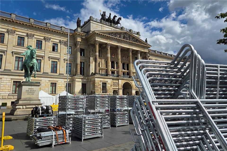 Blick auf den Schlossplatz. Wie hier sind die Vorbereitungen für den Tag der Niedersachsen nahezu überall in der Stadt sichtbar. Christian Brahmann/dpa