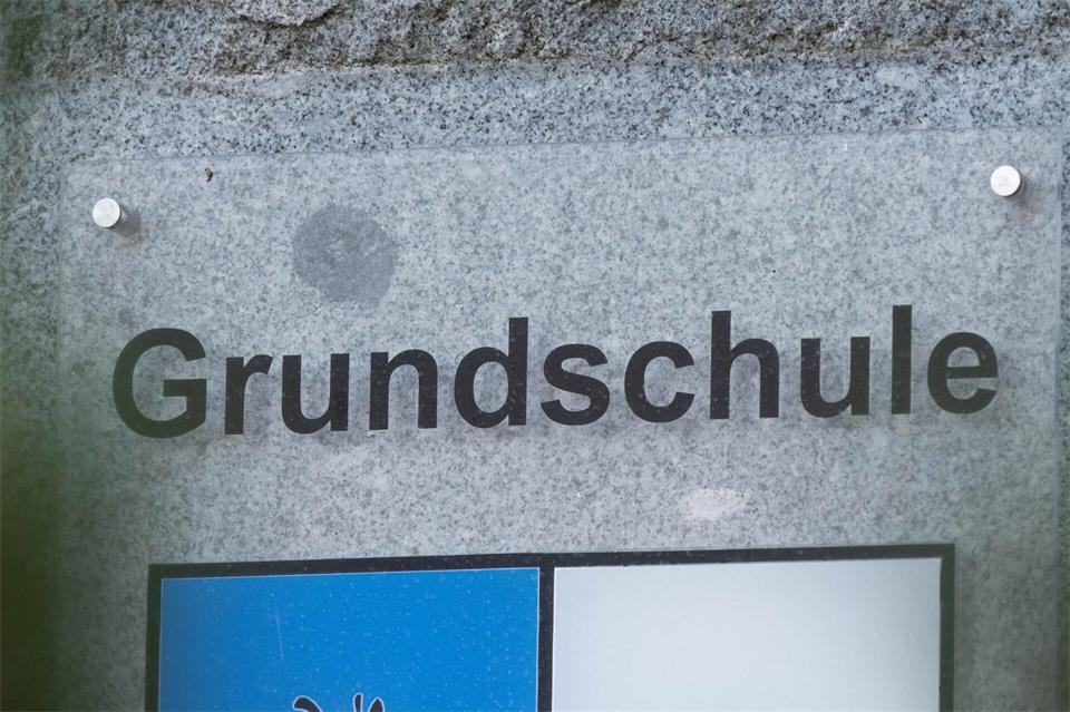 Blick auf den Schriftzug „Grundschule“ im Ostseebad Zinnowitz. (Archivbild)Stefan Sauer/dpa