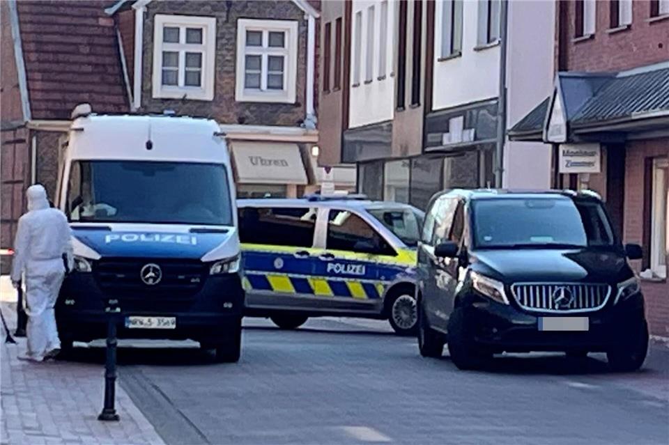 Blick auf den Tatort auf der Haupstraße in Legden. Ein Leichenwagen mit Münsteraner Kennzeichen hat das Todesopfer am Sonntagmorgen abgeholt.