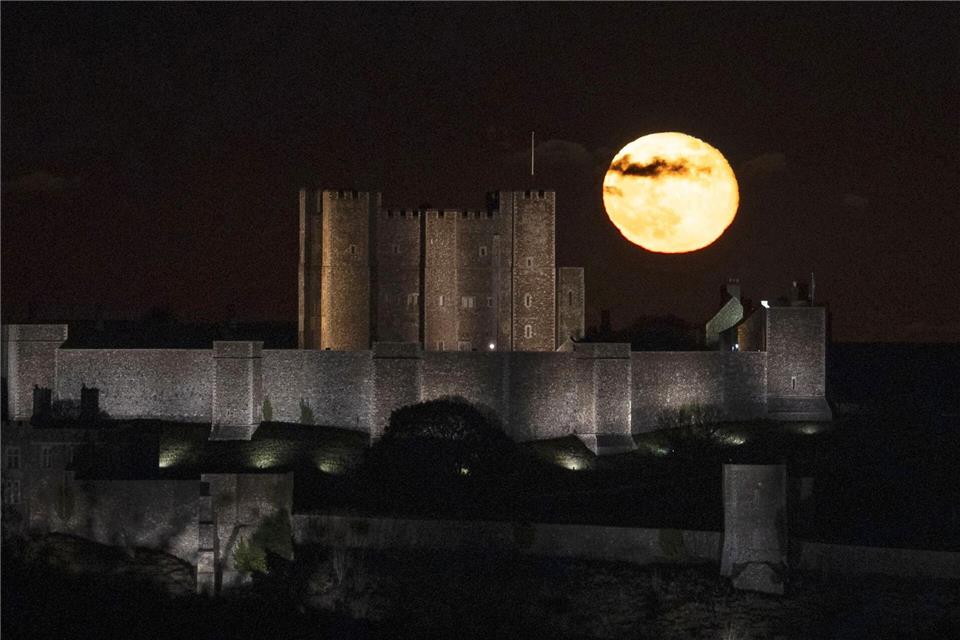 Blick auf den Vollmond, der über dem Dover Castle in Kent aufgeht. Gareth Fuller/PA Wire/dpa