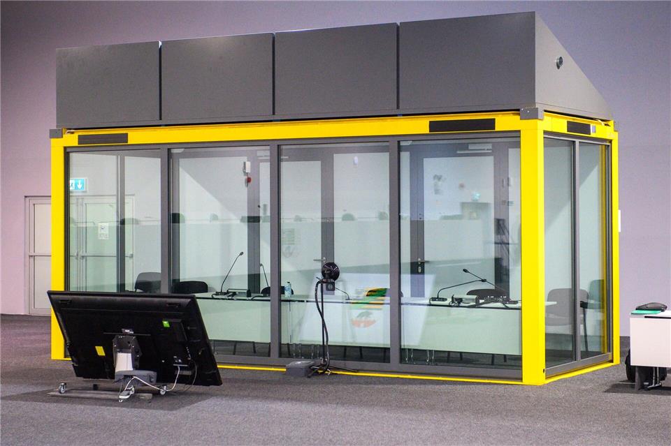 Blick auf den leeren Glaskasten im Gerichtssaal des temporären Gerichtsgebäudes vom Landgericht Magdeburg, in dem normalerweise der Todesfahrer vom Magdeburger Weihnachtsmarkt sitzt.Klaus-Dietmar Gabbert/dpa