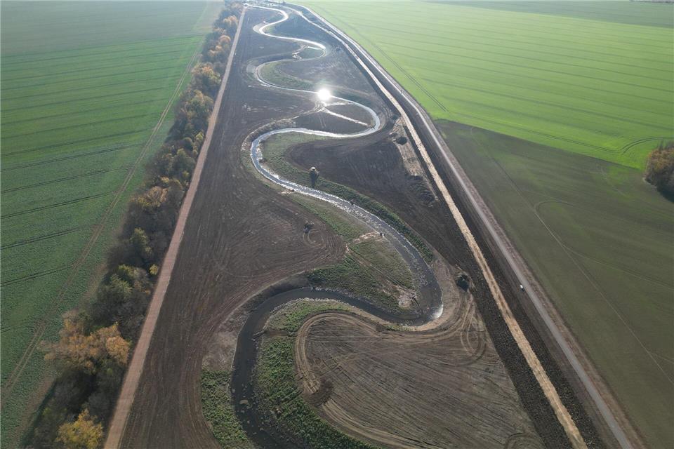 Blick auf den neuen Verlauf der Selke im Salzlandkreis zwischen Hoym und Gatersleben (Aufnahme mit Drohne). Matthias Bein/dpa