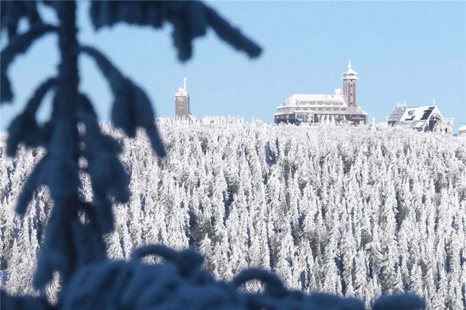 Blick auf den winterlich weißen Fichtelberg.Sebastian Willnow/dpa