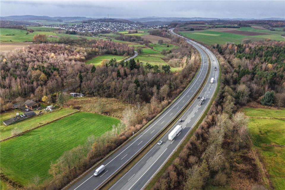 Blick auf die A45 in der Nähe von Olpe, wo im November die abgetrennten Hände gefunden wurden. (Archivfoto)Alex Talash/dpa