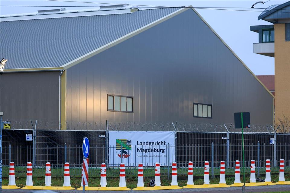 Blick auf die Absperrungen vor dem temporären Gerichtsgebäude des Landgerichtes Magdeburg.Jan Woitas/dpa