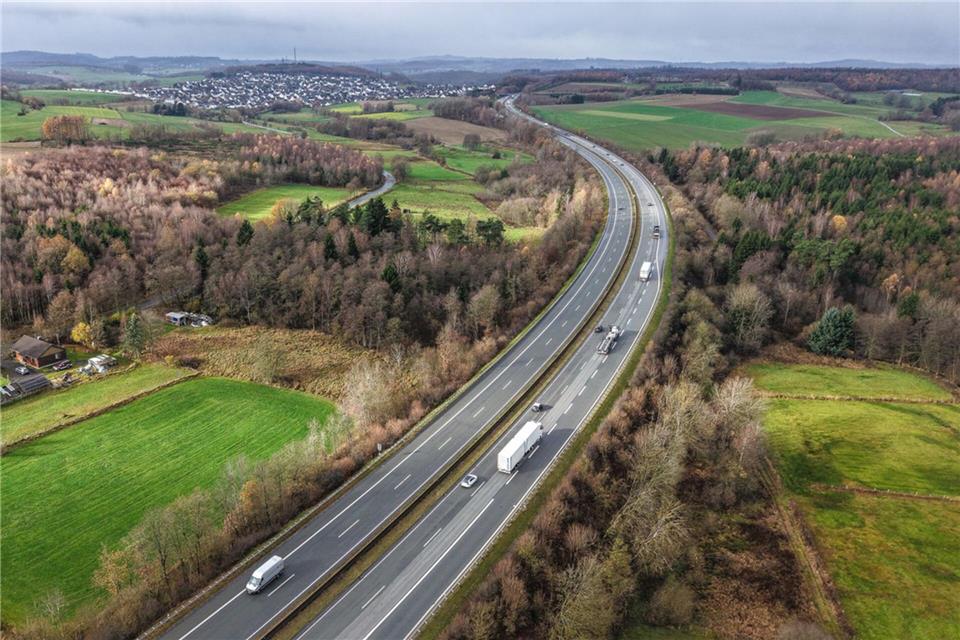 Blick auf die Autobahn 45 in der Nähe von Olpe, wo die Hände gefunden wurden. (Archivbild)Alex Talash/dpa