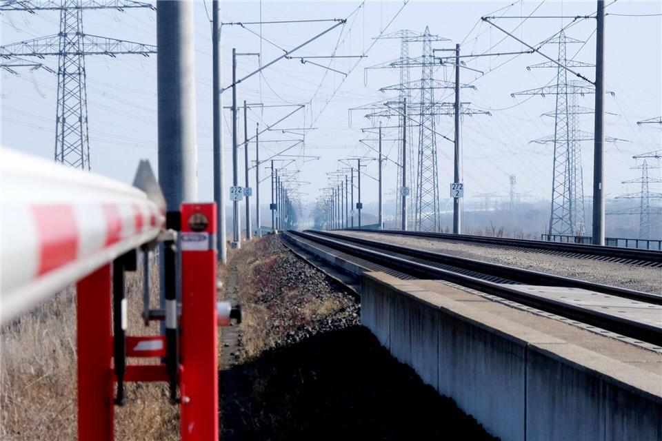 Blick auf die Bahnstrecke Leipzig-Erfurt im Schkopauer Ortsteil Dörstewitz.Sebastian Willnow/dpa