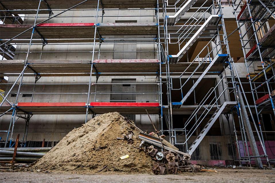 Blick auf die Baustelle, auf der beim Einsturz von Betontreppen zwei Menschen starben. Lars Berg/dpa