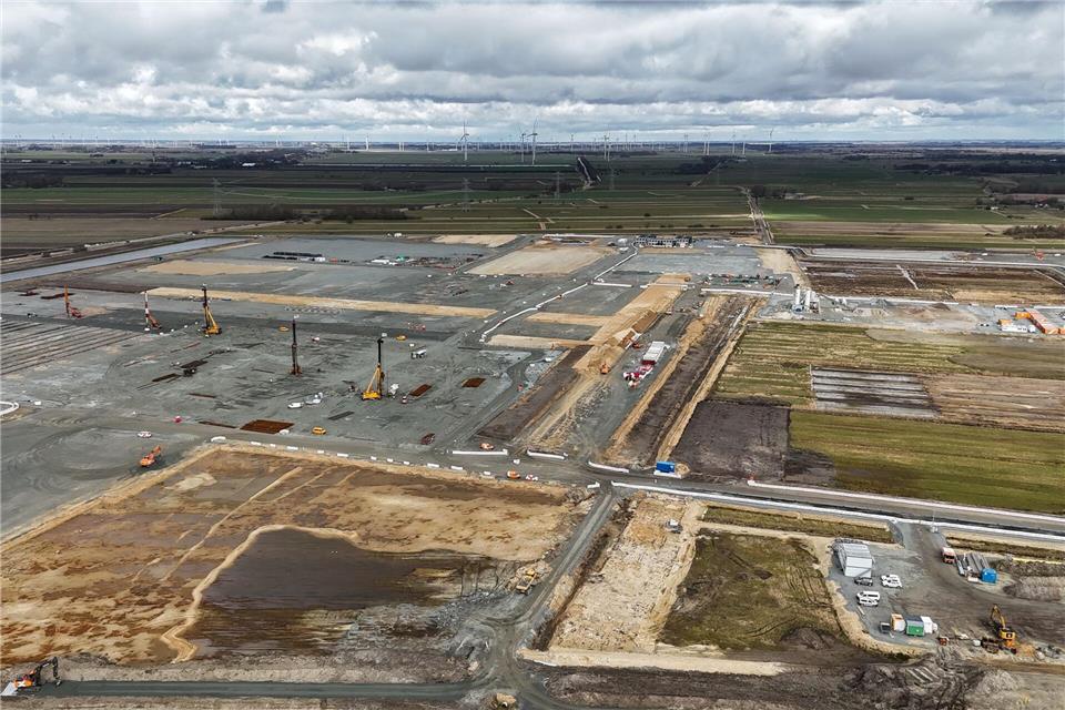 Blick auf die Baustelle bei Heide, wo die hiesige Northvolt-Fabrik entstehen soll. (Archivbild)Christian Charisius/dpa