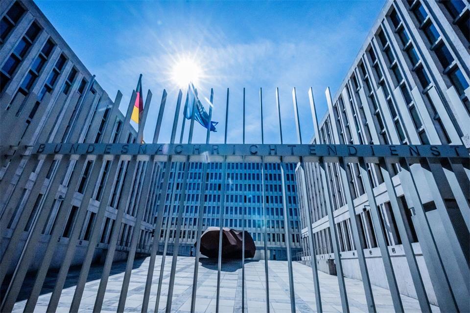 Blick auf die Berliner BND-Zentrale des Bundesnachrichtendienstes. (Archivbild)Michael Kappeler/dpa