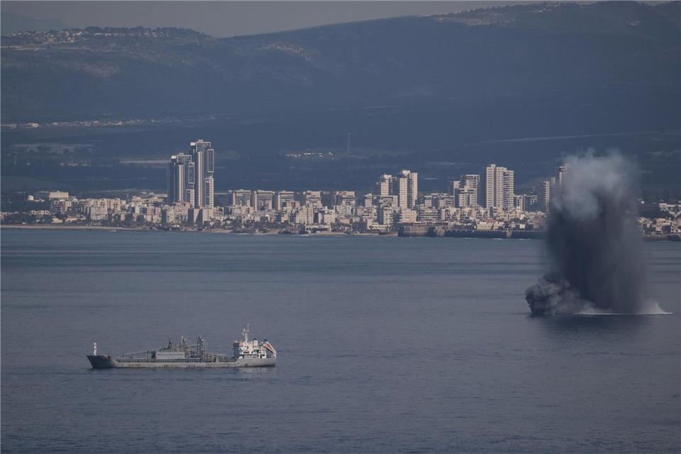 Blick auf die Bucht von Haifa, wo ein Geschoss explodiert.Leo Correa/AP/dpa