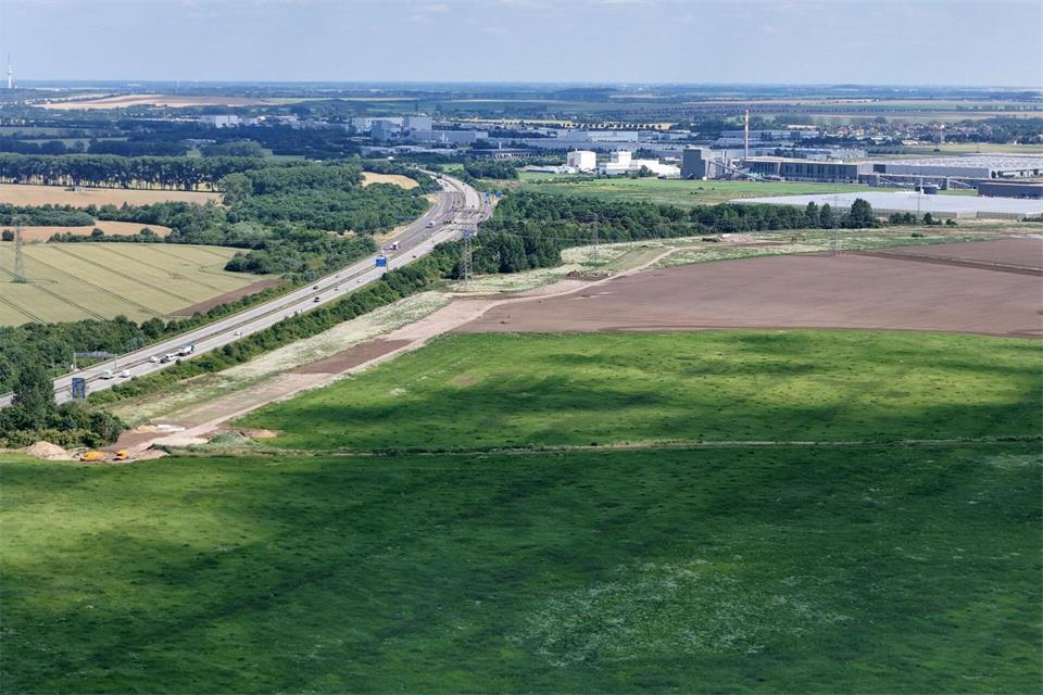 Blick auf die Felder, auf denen der US-amerikanische Technologie-Konzern Intel eine Chipfabrik bauen wollte. (Archivbild)Peter Gercke/dpa