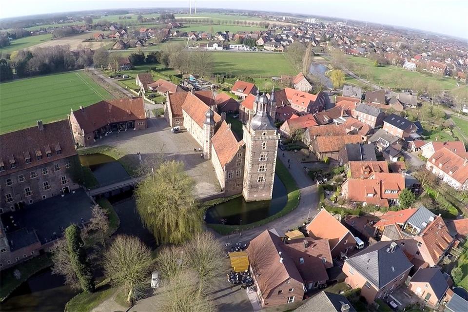 Blick auf die Freiheit in Raesfeld samt Schloss und einigen Hotels.