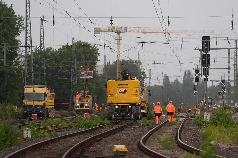 Blick auf die Gleise an der Bahnstrecke zwischen Bahnhof Altona und Diebsteich. (Archivbild)Marcus Brandt/dpa